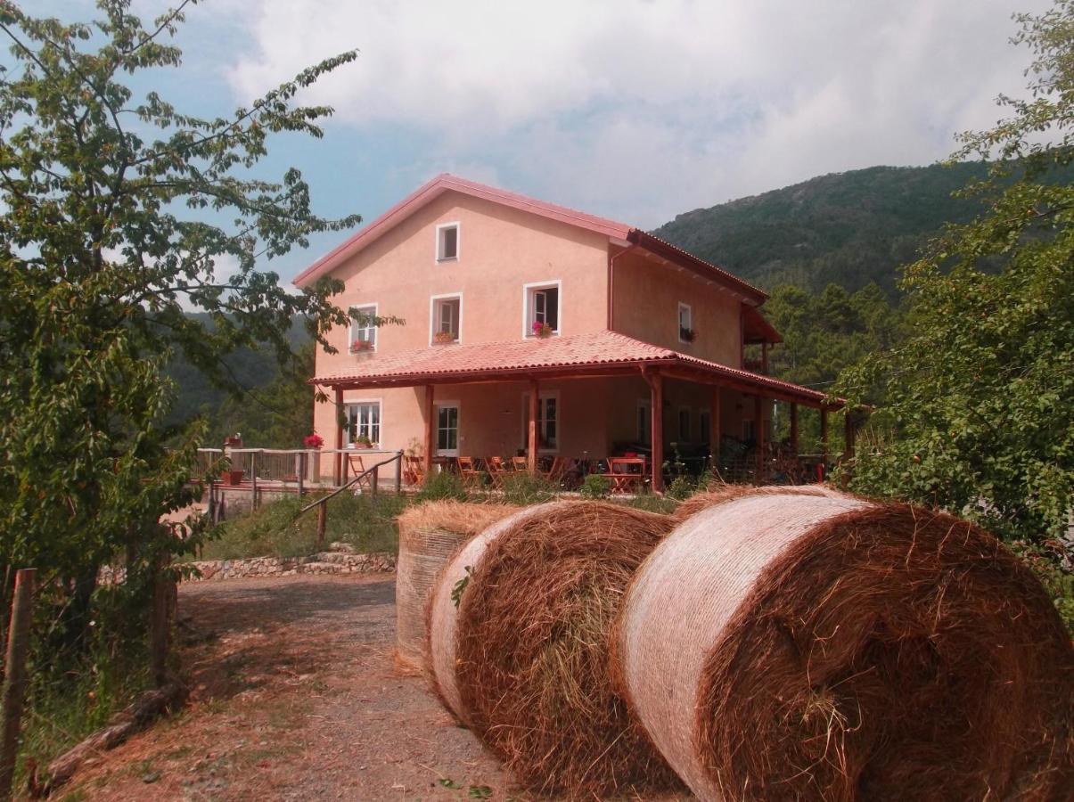 Agriturismo Di Charme E Ristorante Stallato Il Filo Di Paglia Carro Buitenkant foto